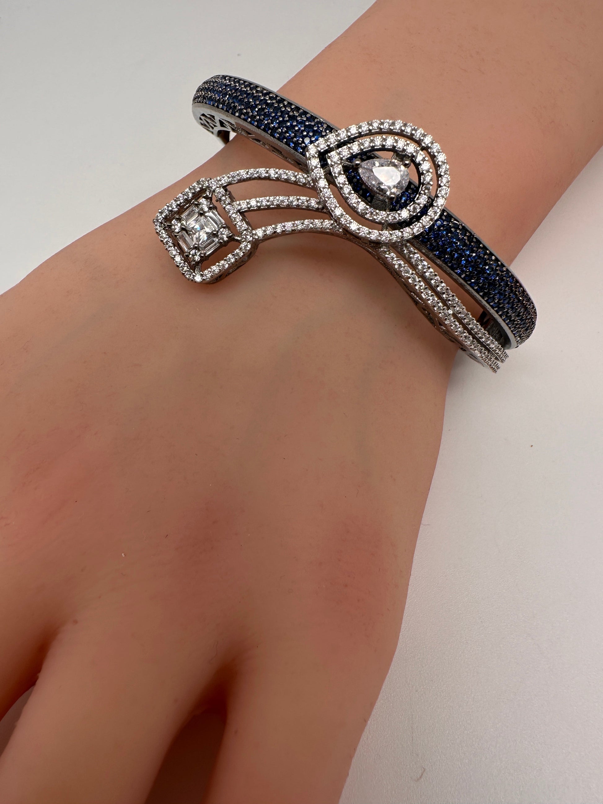 Nano Setting Color Stone Victorian Openable Bracelet - Blue