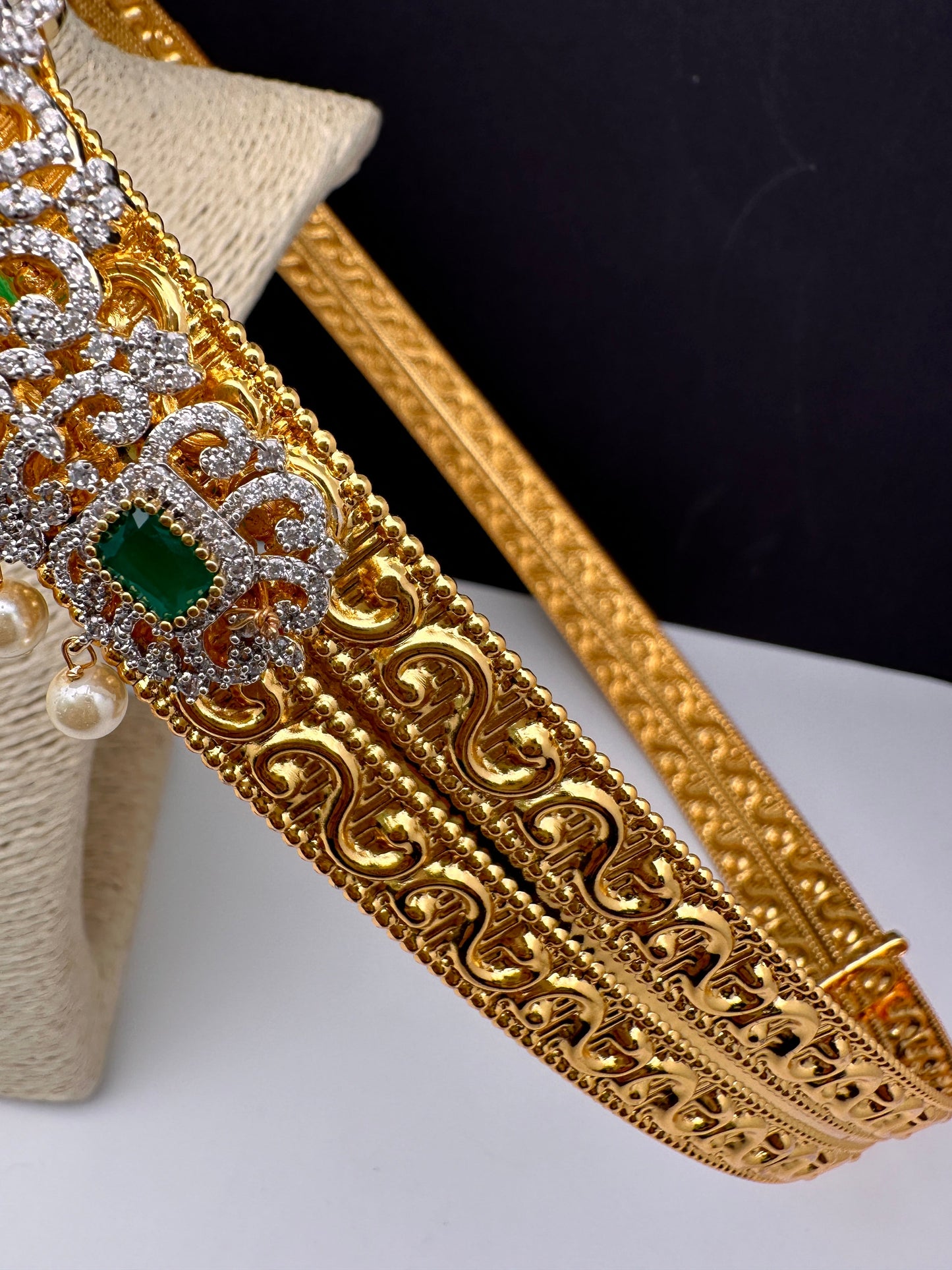 AD Emerald Pendent Self Design Hip Belt Vaddanam