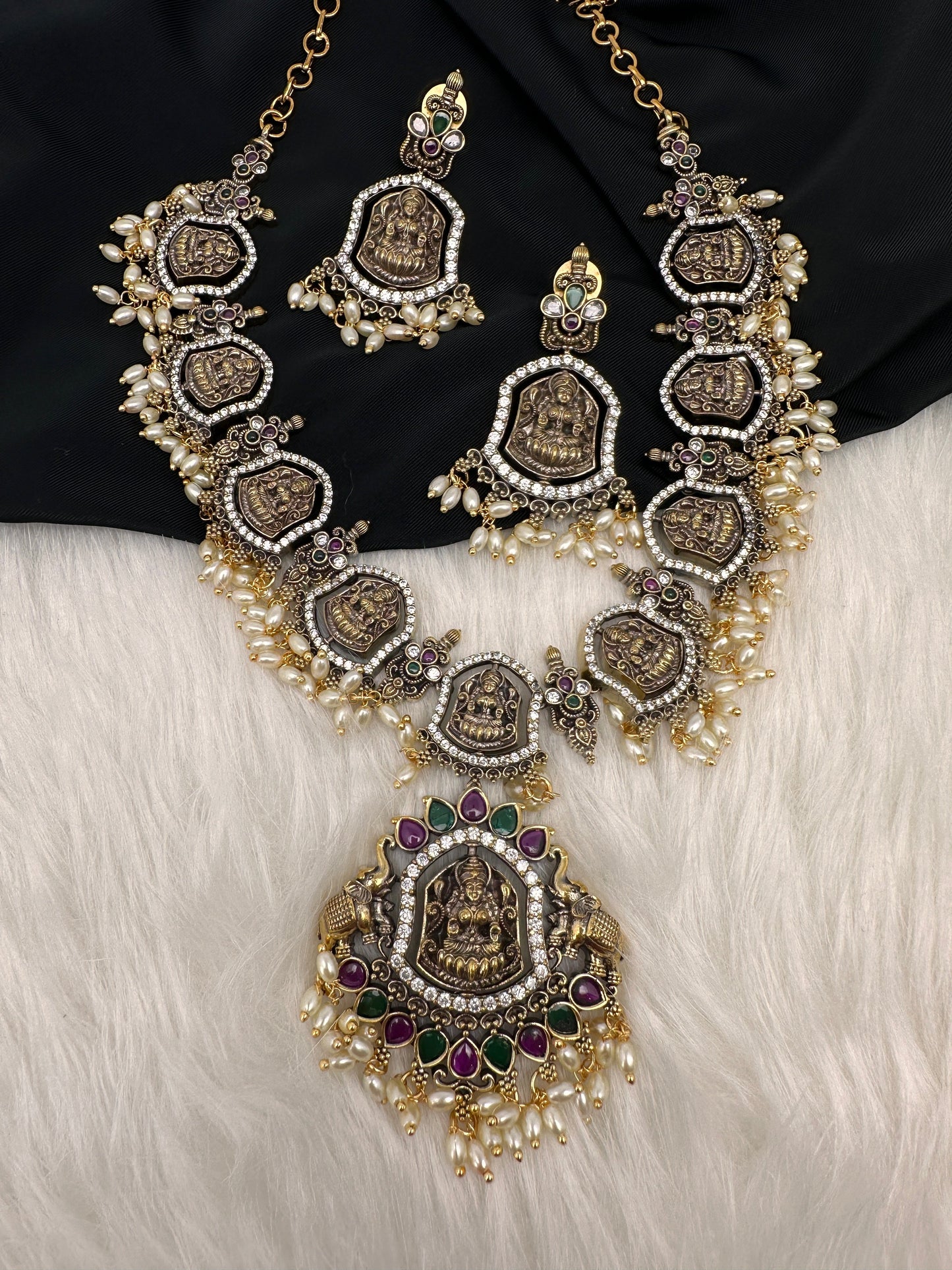 AD Antique Goddess Lakshmi Turnable Pendent Short Necklace