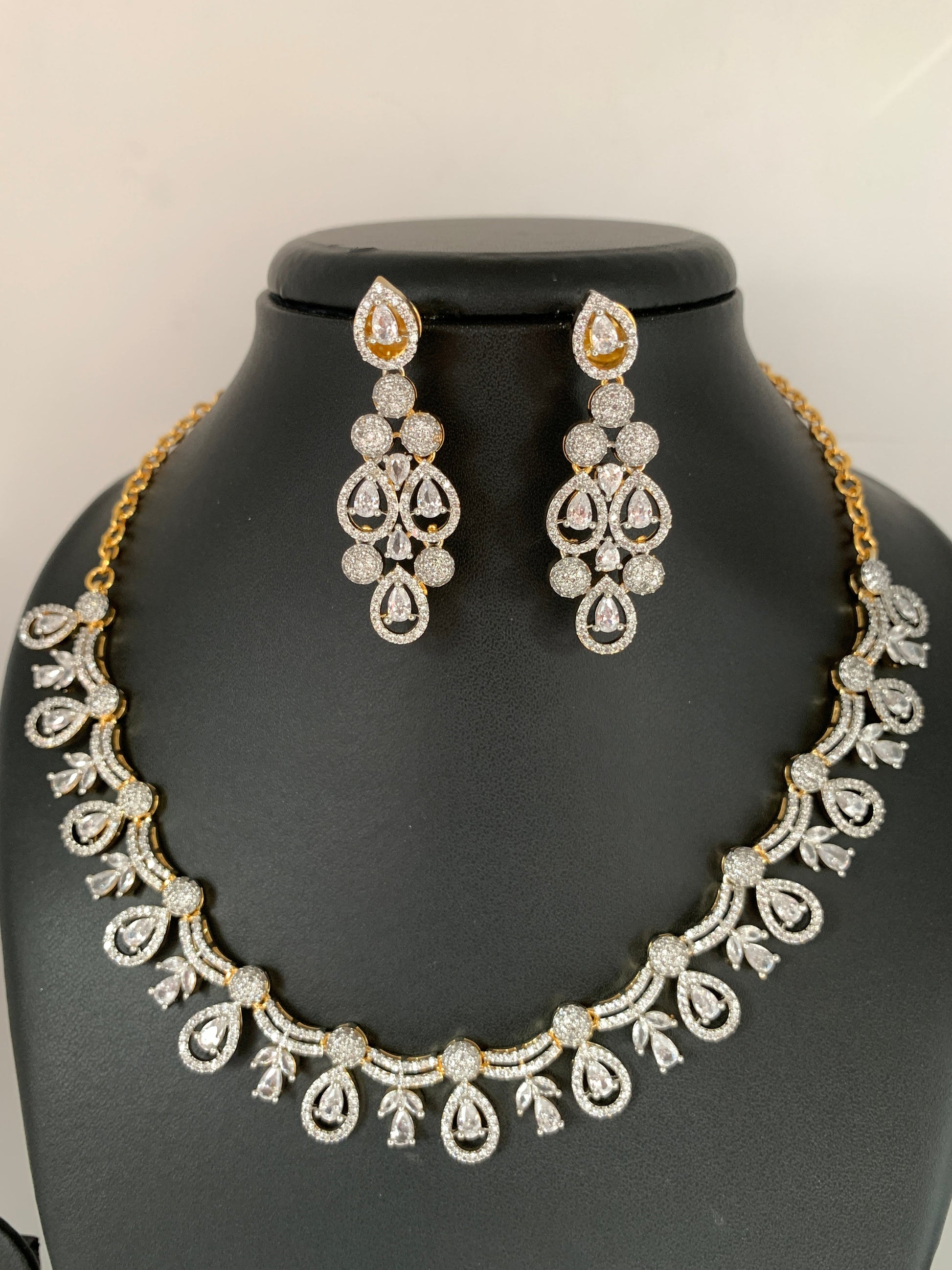 Elegant AD Neckline Short Necklace