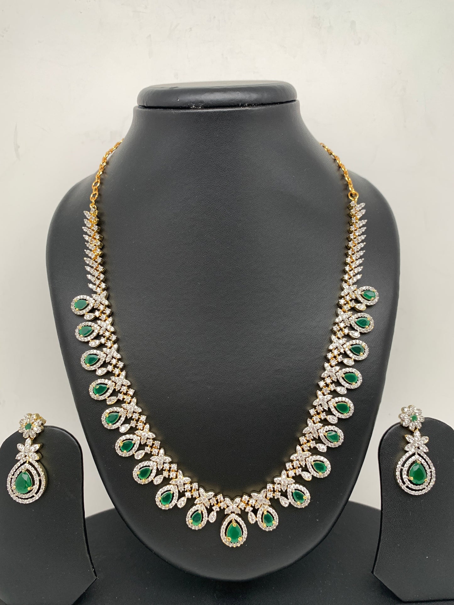 AD Emerald Green Stone Short Necklace