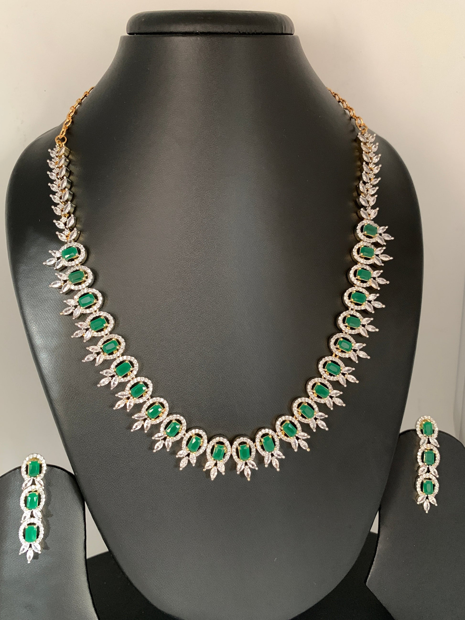 AD Emerald Green Stone Short Necklace