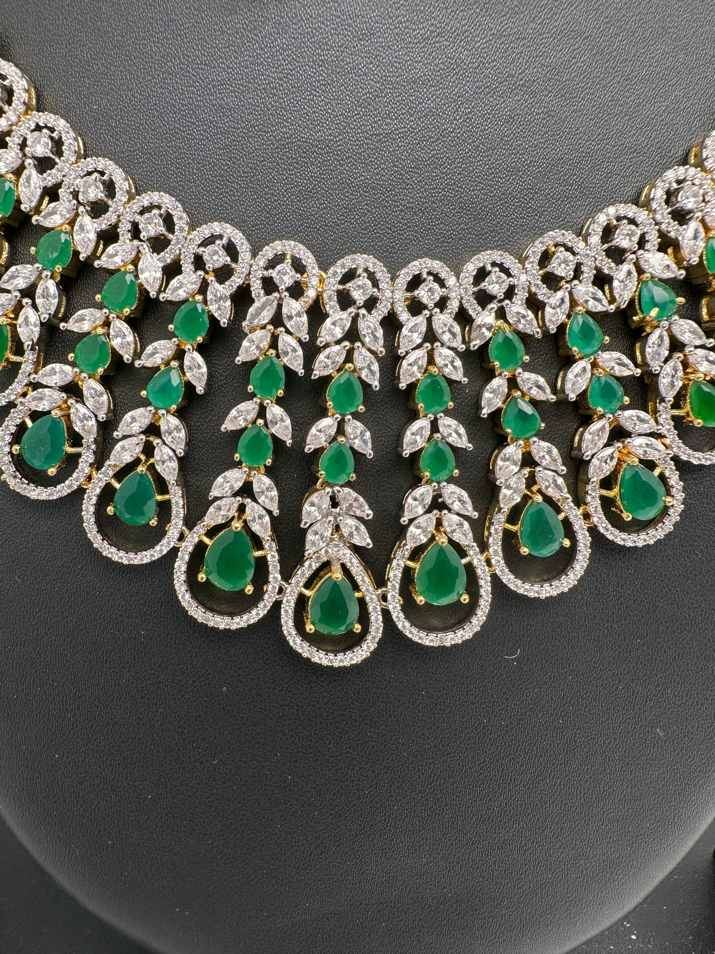 AD Color Stone Neckline Short Necklace - Green