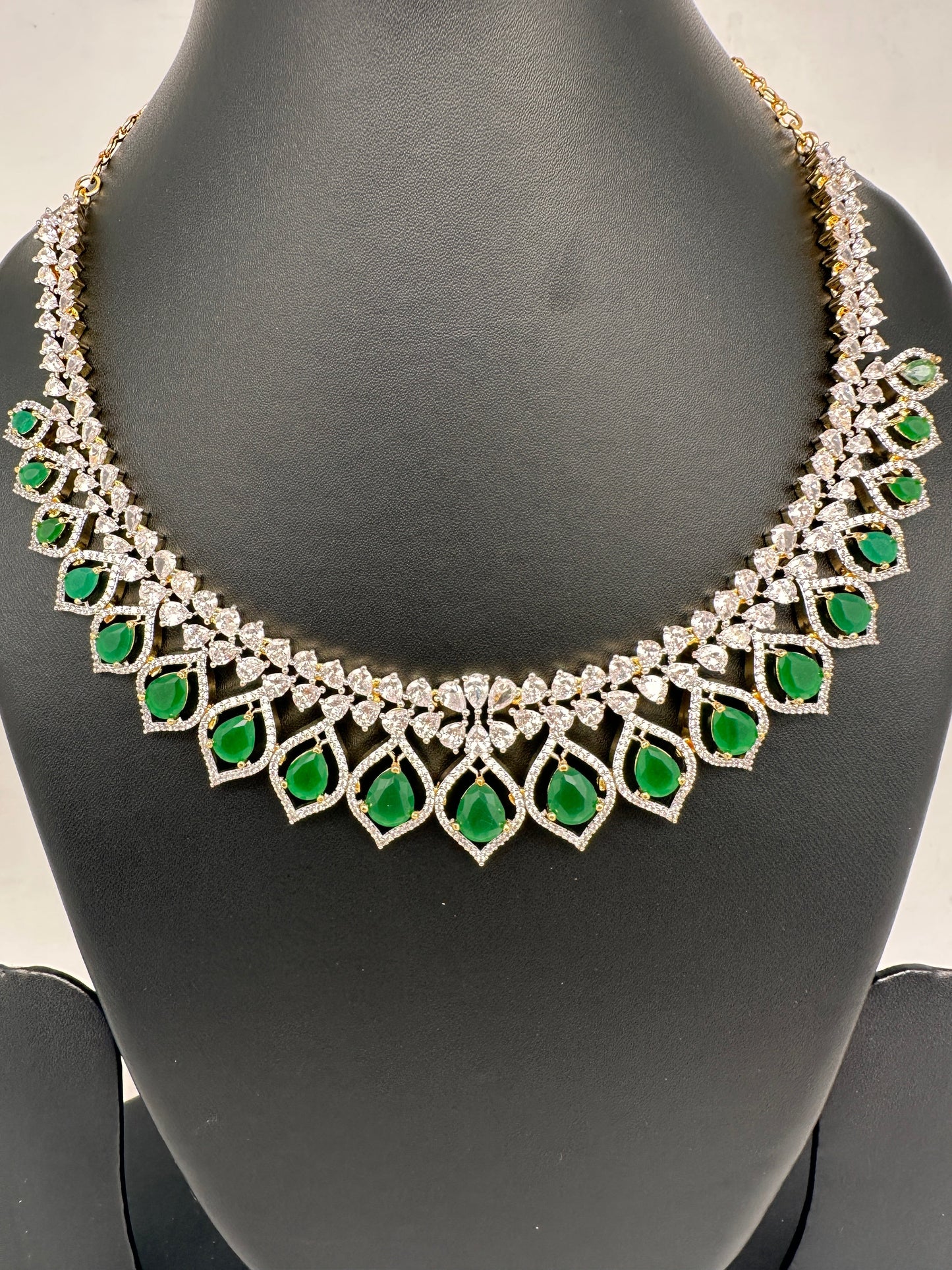 AD Color Stone Neckline Short Necklace - Green