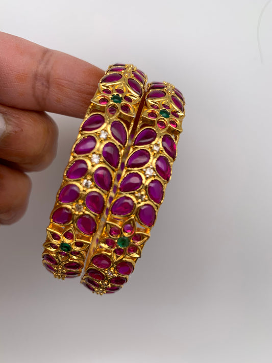 Red Kemp with Leaf Pattern Bangle