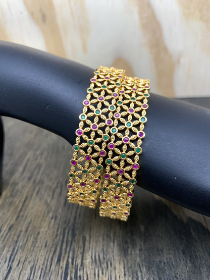 Golden Floral Pattern Bangle