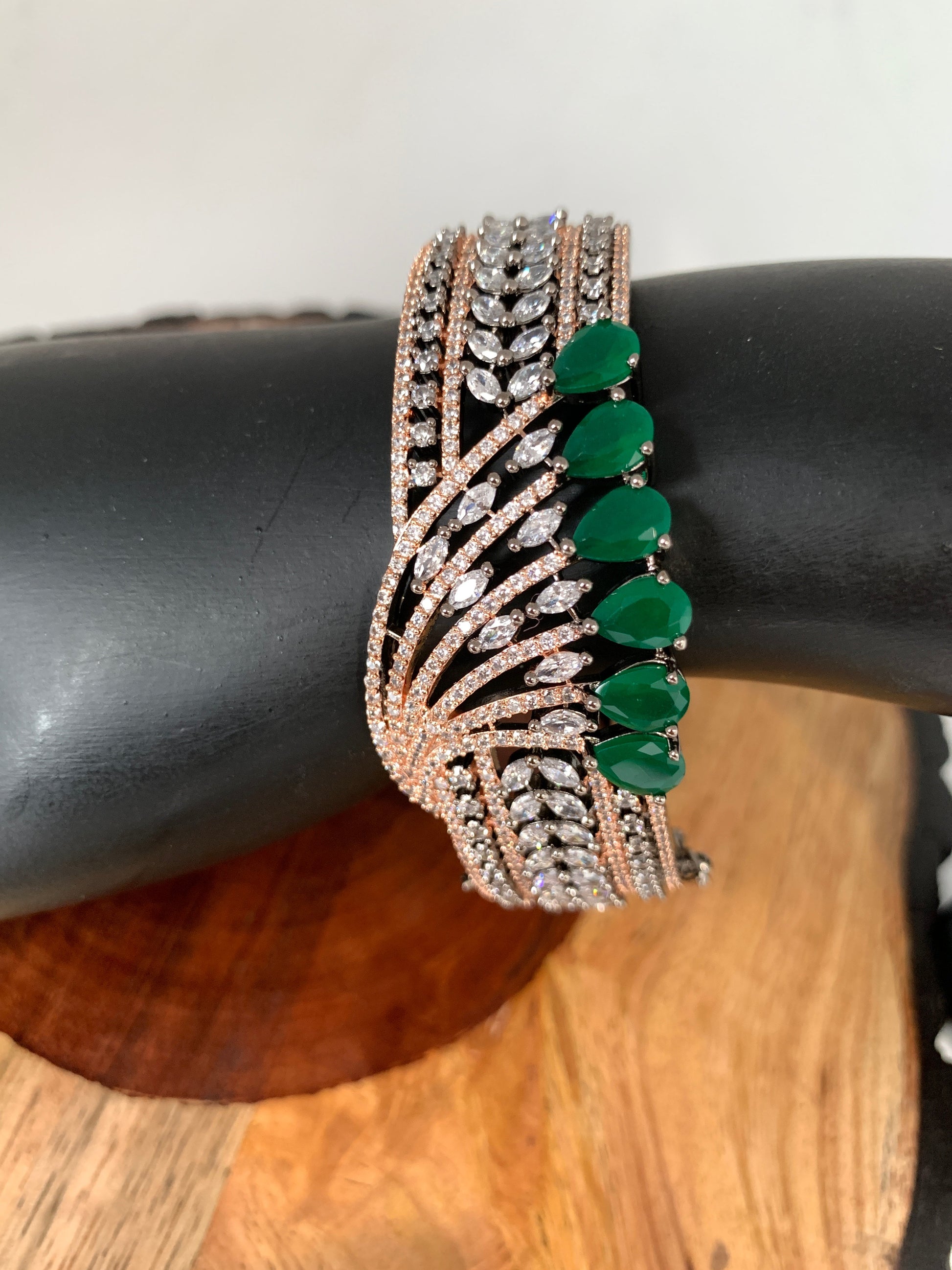 AD Emerald Green Stone Openable Bracelet