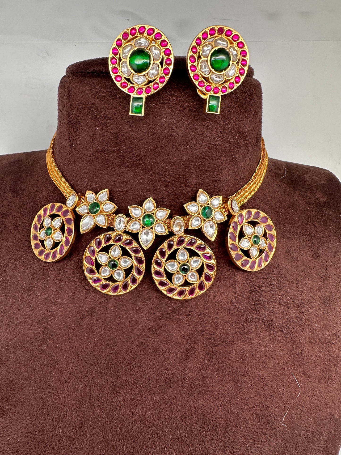 Simple Jadau Kundan Short Necklace