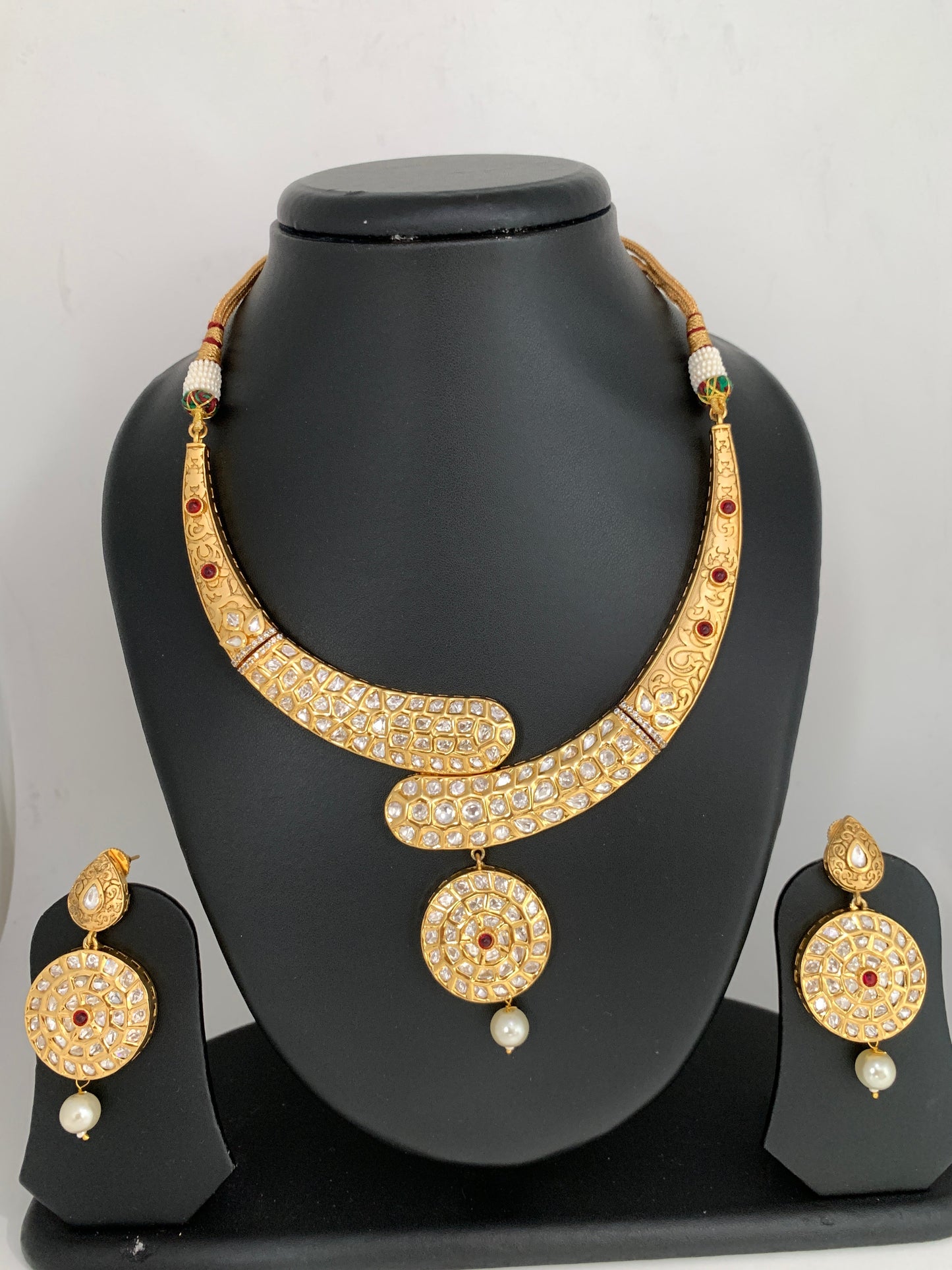 Kundan Golden Hasli Short Necklace